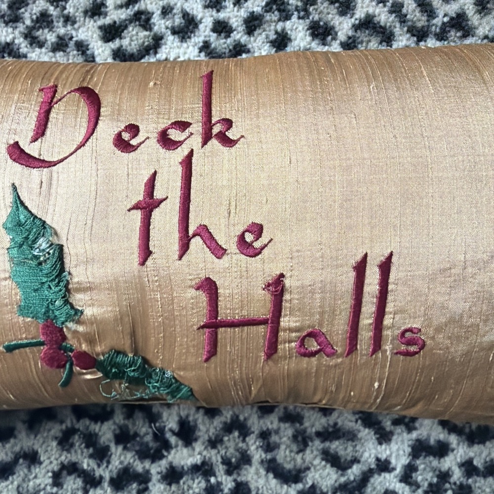 Christmas Deck the Halls Lumbar Pillow Gold Silk Fringe Embroidered VTG 1950s - Picture 3 of 10